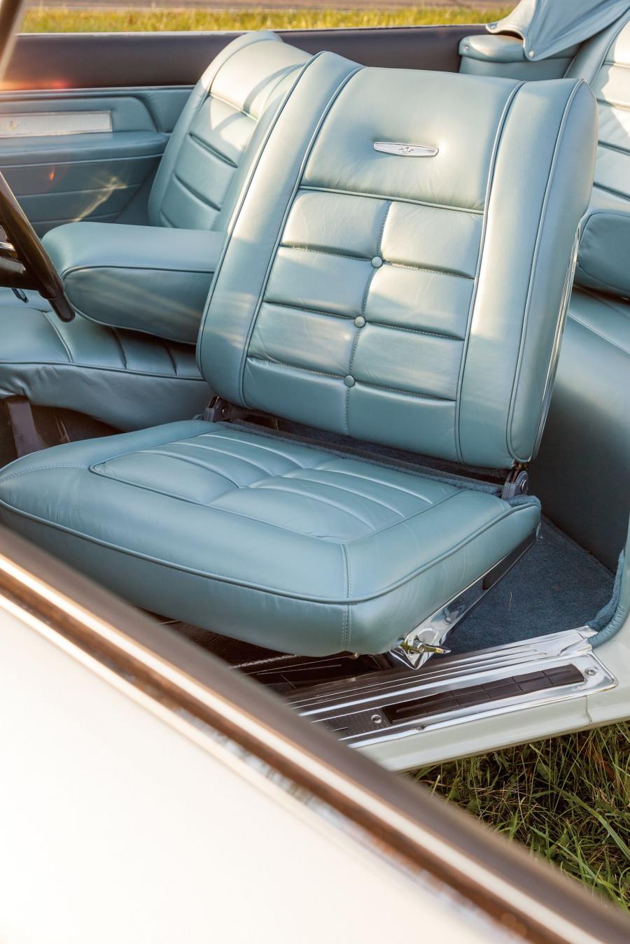 Интерьер Imperial Crown Convertible (PY1-M 925) 1960 года  (фото 3 из 20)